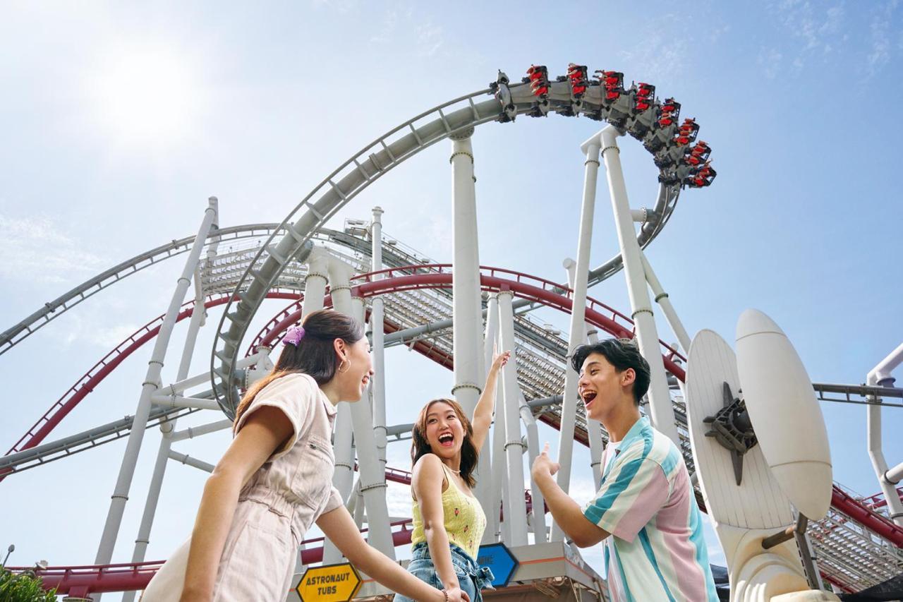 Resorts World Sentosa - Hard Rock Hotel Singapur Exterior foto Visitors at the Dragon roller coaster