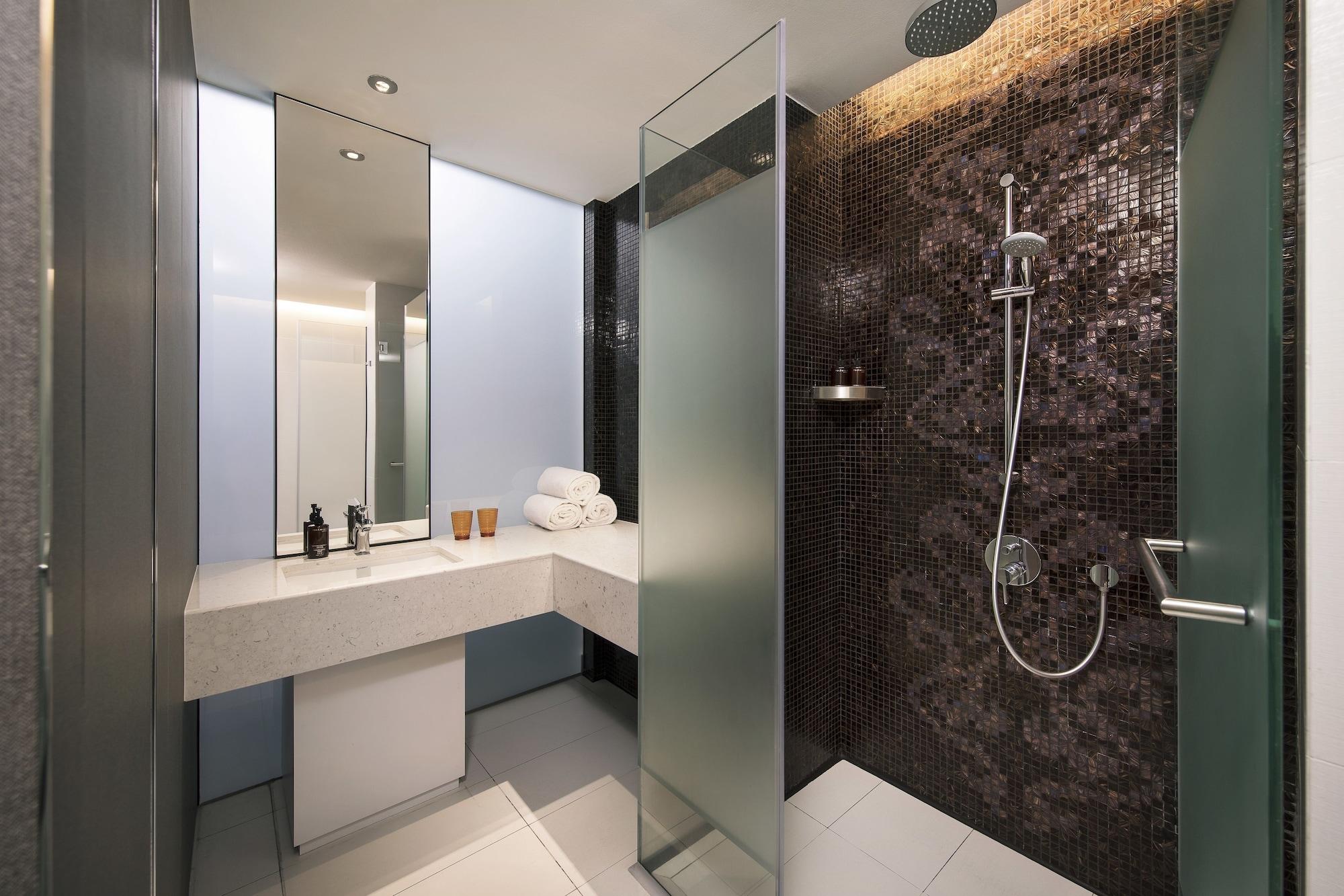 Resorts World Sentosa - Hard Rock Hotel Singapur Exterior foto A shower with a sliding door
